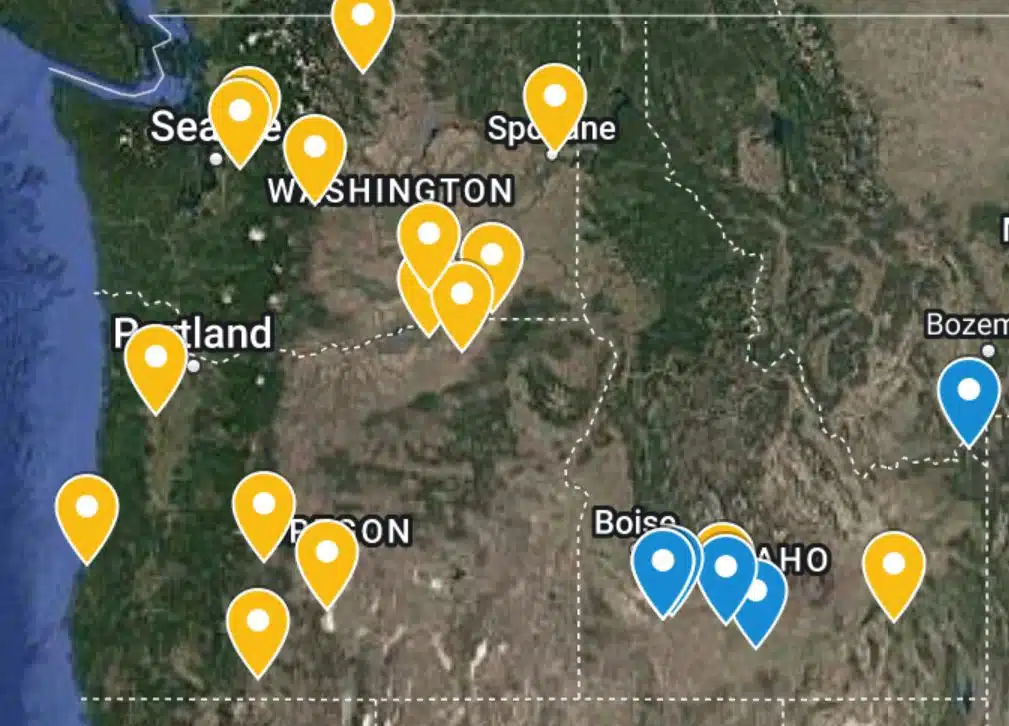 Map of Washington, Oregon, and Idaho indicating locations of anecdotal firefly reports and museum specimen collections.